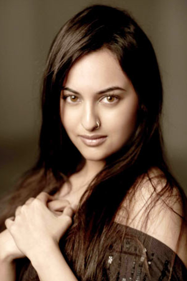 wallpaper of sonakshi sinha in bikini. Sonakshi Sinha Sexy hot ikini photos, wallpapers and pictures 2011
